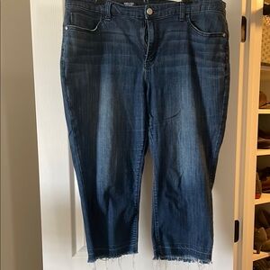 Women's capri jeans with frayed hem